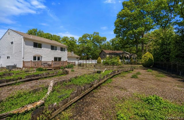 8 Russet Lane, Lake Grove, NY 11755
