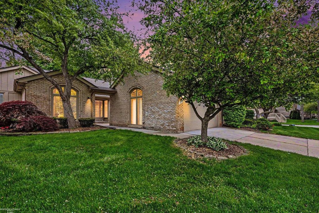 43054 W Kirkwood Drive, Clinton Twp, MI 48038