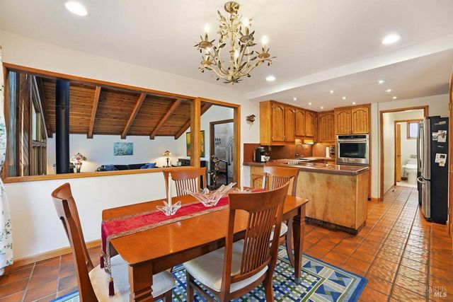 26807 Oak Knoll Ter, Cloverdale, CA 95425