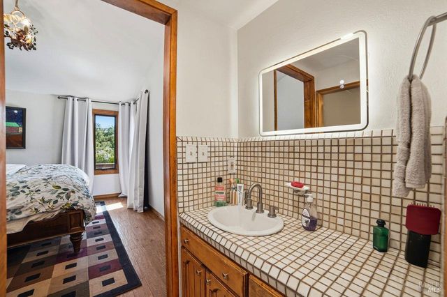 26807 Oak Knoll Ter, Cloverdale, CA 95425