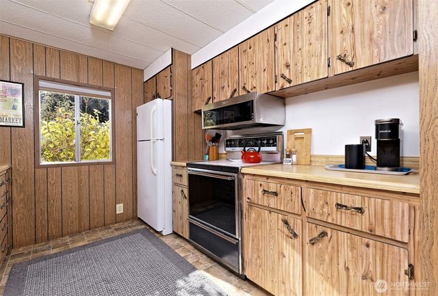 240 E Orchard Beach Drive, Grapeview, WA 98546