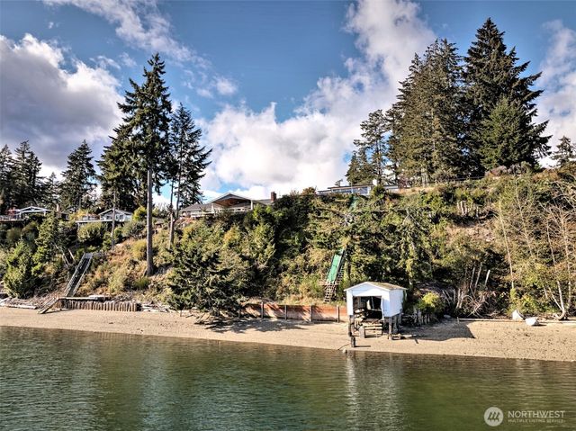 240 E Orchard Beach Drive, Grapeview, WA 98546