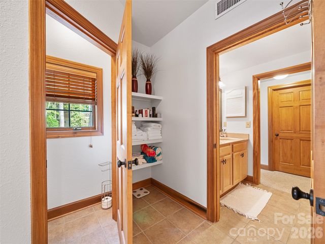 81 Creekside Way F-101, Burnsville, NC 28714