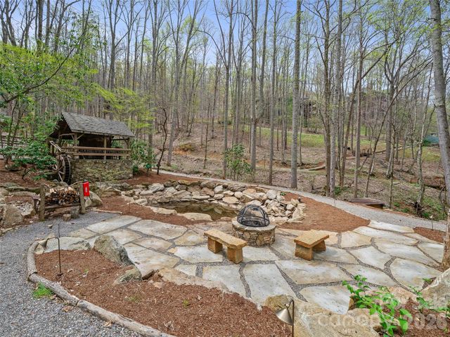 81 Creekside Way F-101, Burnsville, NC 28714