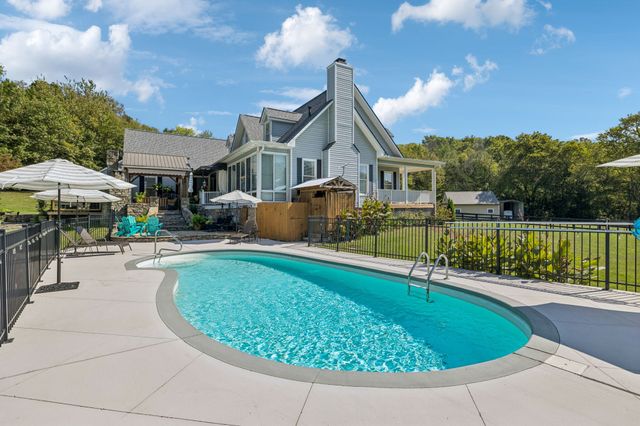 1909 Dr Robinson Rd, Spring Hill, TN 37174