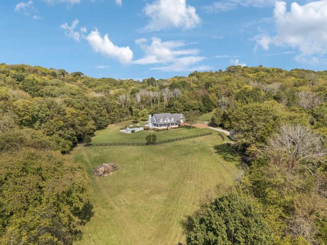 1909 Dr Robinson Rd, Spring Hill, TN 37174