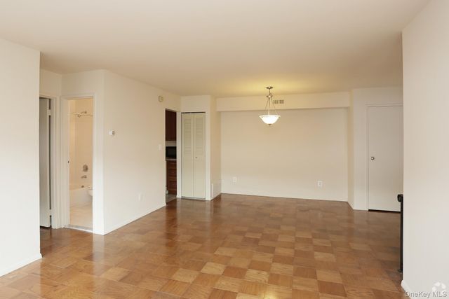 44 Route 25 A 409, Smithtown, NY 11787