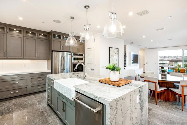 2858 Avella Cir, San Diego, CA 92108