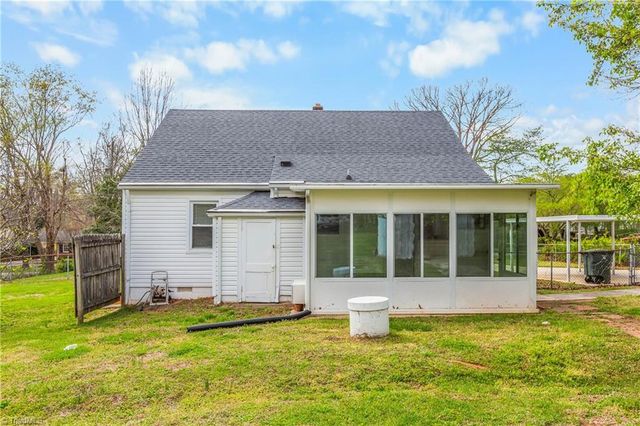 641 Willowbrook Lane, Winston-salem, NC 27104