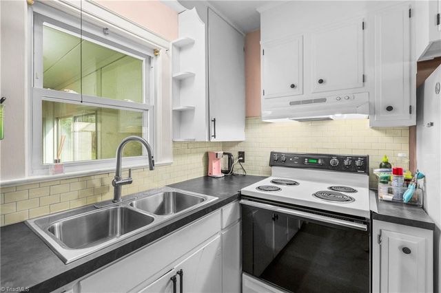 641 Willowbrook Lane, Winston-salem, NC 27104