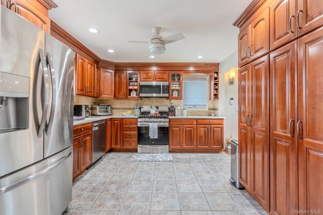 18 1st Avenue, East Rockaway, NY 11518