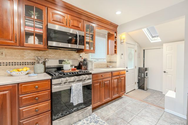 18 1st Avenue, East Rockaway, NY 11518