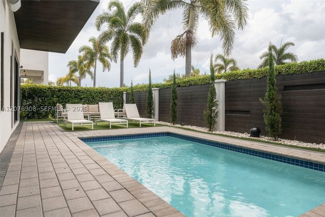 7423 NW 102th ct, Doral, FL 33178