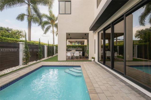 7423 NW 102th ct, Doral, FL 33178