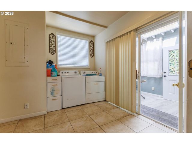 1329 BAKER St, Salem, OR 97301