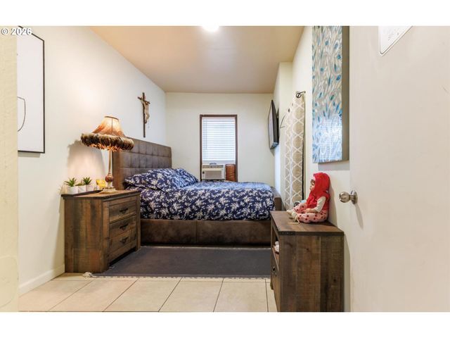 1329 BAKER St, Salem, OR 97301