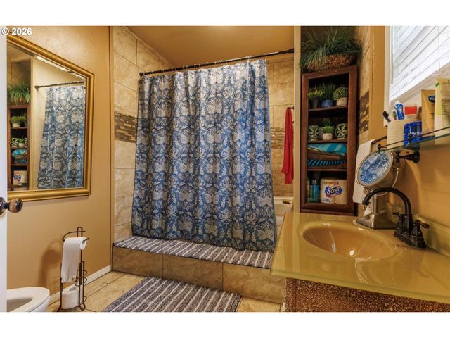 1329 BAKER St, Salem, OR 97301