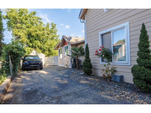 1329 BAKER St, Salem, OR 97301
