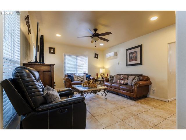1329 BAKER St, Salem, OR 97301