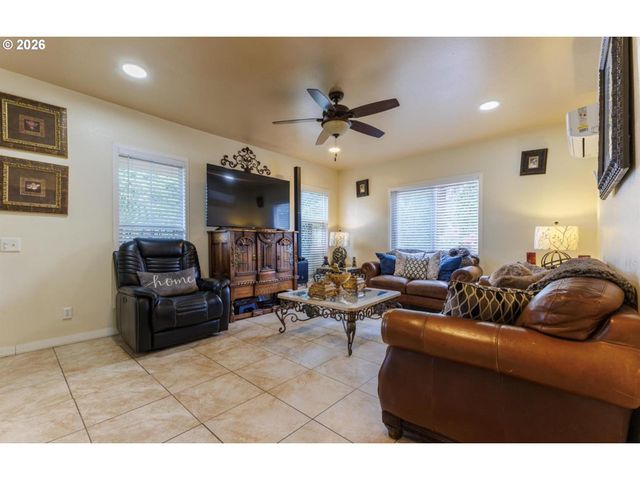 1329 BAKER St, Salem, OR 97301