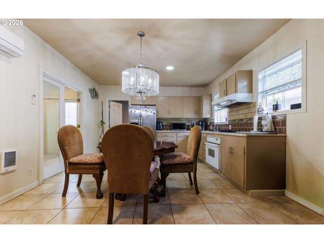 1329 BAKER St, Salem, OR 97301