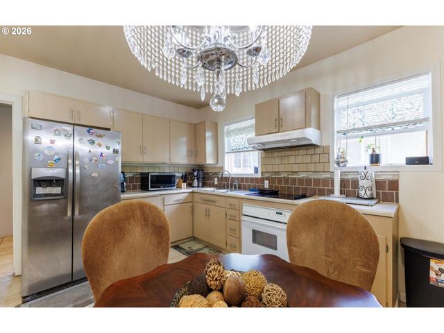 1329 BAKER St, Salem, OR 97301