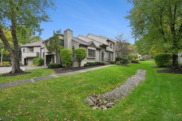 8 Sherwood Dr, Mountain Lakes Boro, NJ 07046