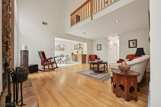 8 Sherwood Dr, Mountain Lakes Boro, NJ 07046