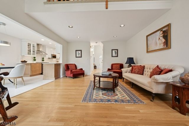 8 Sherwood Dr, Mountain Lakes Boro, NJ 07046