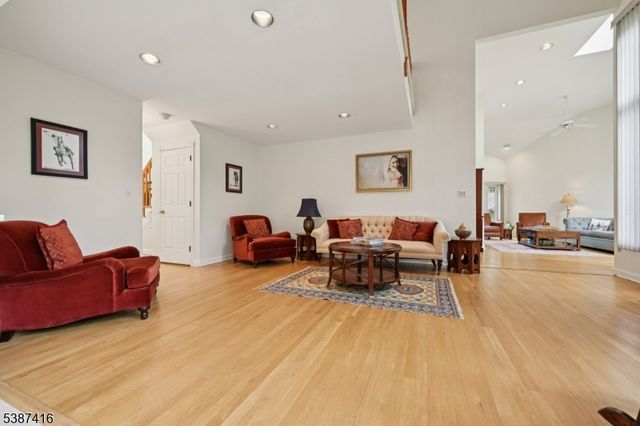 8 Sherwood Dr, Mountain Lakes Boro, NJ 07046