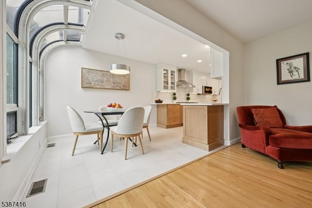 8 Sherwood Dr, Mountain Lakes Boro, NJ 07046