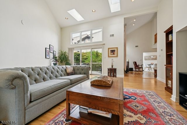 8 Sherwood Dr, Mountain Lakes Boro, NJ 07046