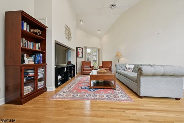 8 Sherwood Dr, Mountain Lakes Boro, NJ 07046