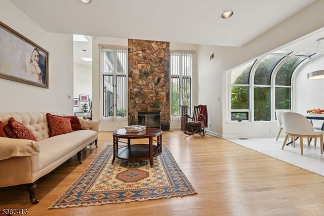 8 Sherwood Dr, Mountain Lakes Boro, NJ 07046