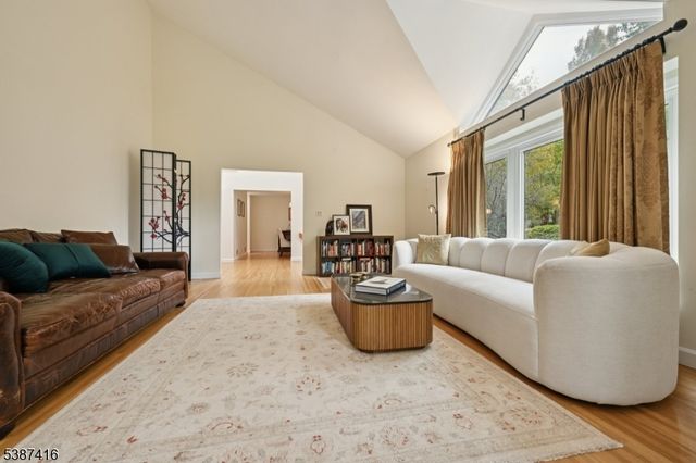 8 Sherwood Dr, Mountain Lakes Boro, NJ 07046