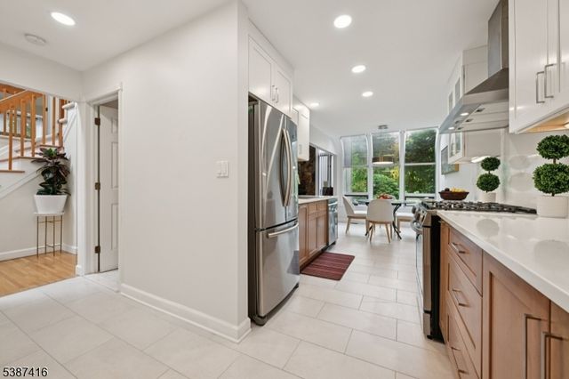 8 Sherwood Dr, Mountain Lakes Boro, NJ 07046