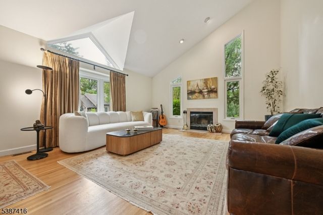 8 Sherwood Dr, Mountain Lakes Boro, NJ 07046