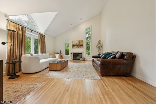 8 Sherwood Dr, Mountain Lakes Boro, NJ 07046