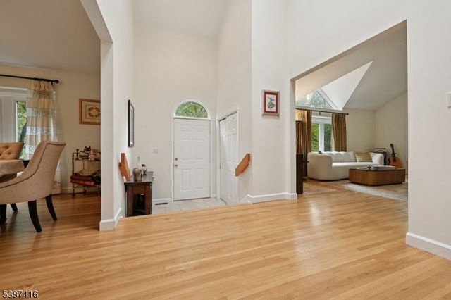 8 Sherwood Dr, Mountain Lakes Boro, NJ 07046