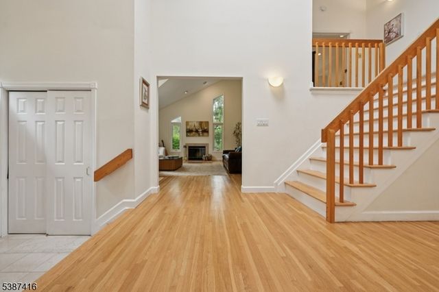 8 Sherwood Dr, Mountain Lakes Boro, NJ 07046