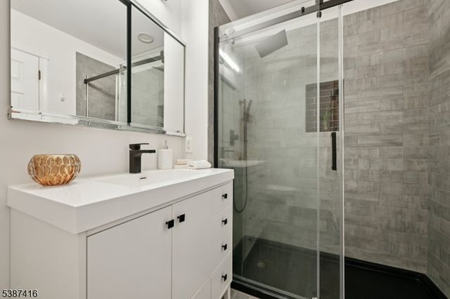 8 Sherwood Dr, Mountain Lakes Boro, NJ 07046