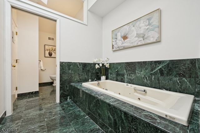 8 Sherwood Dr, Mountain Lakes Boro, NJ 07046