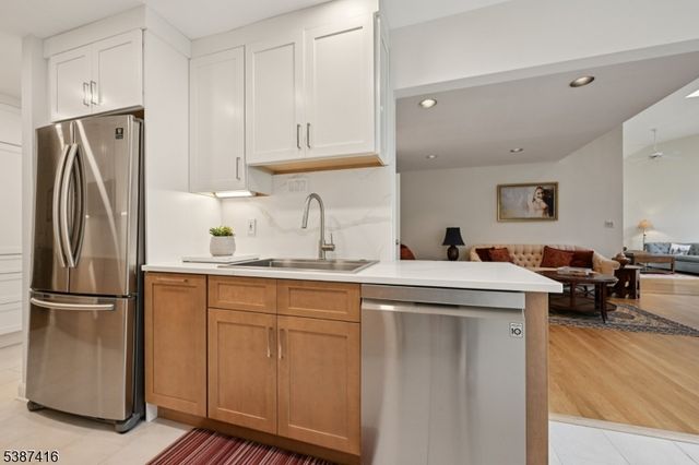 8 Sherwood Dr, Mountain Lakes Boro, NJ 07046