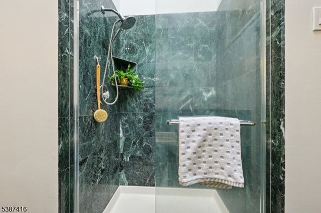 8 Sherwood Dr, Mountain Lakes Boro, NJ 07046