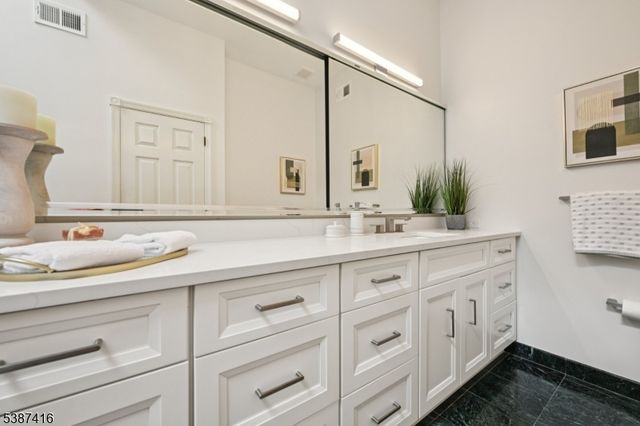 8 Sherwood Dr, Mountain Lakes Boro, NJ 07046