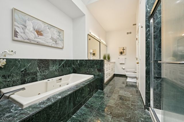 8 Sherwood Dr, Mountain Lakes Boro, NJ 07046