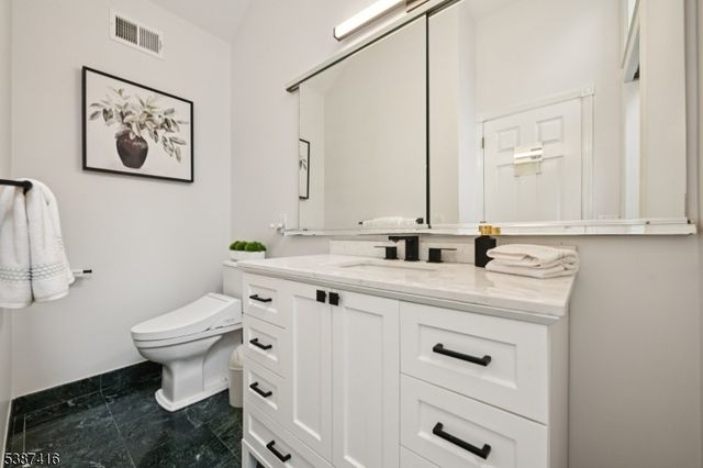 8 Sherwood Dr, Mountain Lakes Boro, NJ 07046