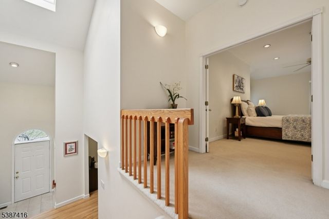 8 Sherwood Dr, Mountain Lakes Boro, NJ 07046