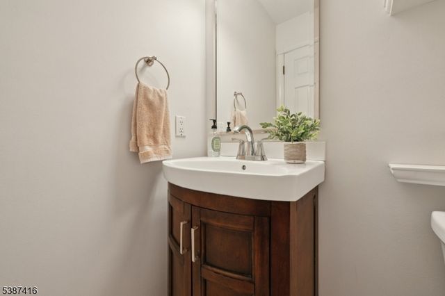 8 Sherwood Dr, Mountain Lakes Boro, NJ 07046