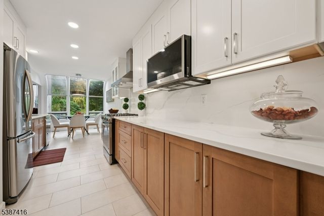 8 Sherwood Dr, Mountain Lakes Boro, NJ 07046